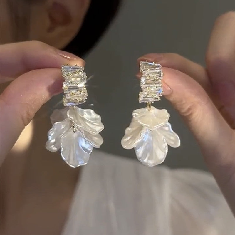 Boucles d'oreilles pétales élégantes en or blanc