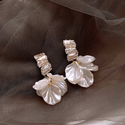 Boucles d'oreilles pétales élégantes en or blanc